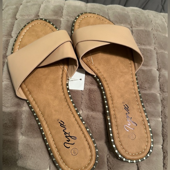 Shoes - NWT Lynx tan sandals with gold accent trim